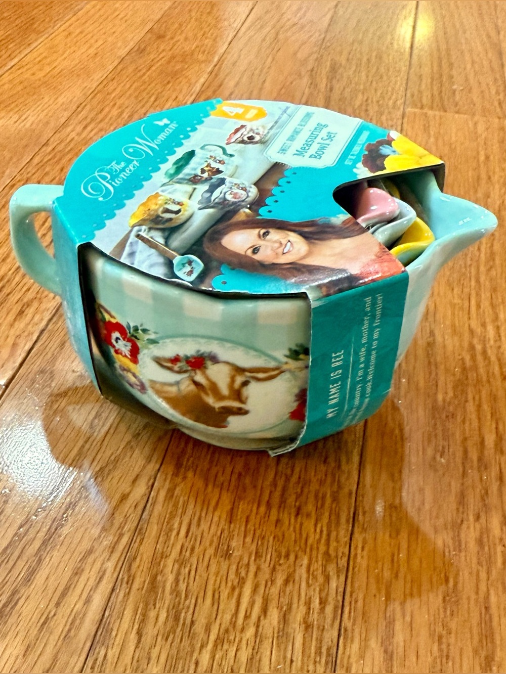 New The Pioneer Woman Sweet Romance Blossoms 4-Piece Ceramic Measuring Bowl Set